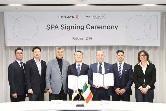 경기 성남시 코스맥스 판교사옥에서 주식매매계약(SPA) 체결 뒤 이경수(왼쪽 세 번째) 코스맥스그룹 회장과 최경(네 번째) 코스맥스 대표이사 부회장, 이병주(두 번째) 코스맥스비티아이 대표이사 부회장, 마우로 프란조니(다섯 번째) 케미노바 대표 등 양사 관계자들이 기념사진을 촬영하고 있다. 코스맥스 제공