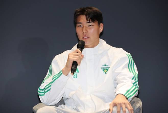 인터뷰하는 송범근 선수_(전주=연합뉴스) 임채두 기자 = 5일 전주월드컵경기장 이벤트홀에서 열린 전북 현대 모터스 K리그1 우승 미디어데이에서 송범근 선수가 취재진 질문에 답하고 있다. 2025.11.5 doo@yna.co.kr