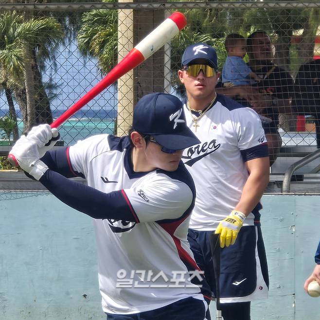 지난 1월 12일 사이판에서 열린 대표팀 전지훈련에서 타격 훈련 중인 김도영(앞)과 안현민(뒤). 사이판=윤승재 기자