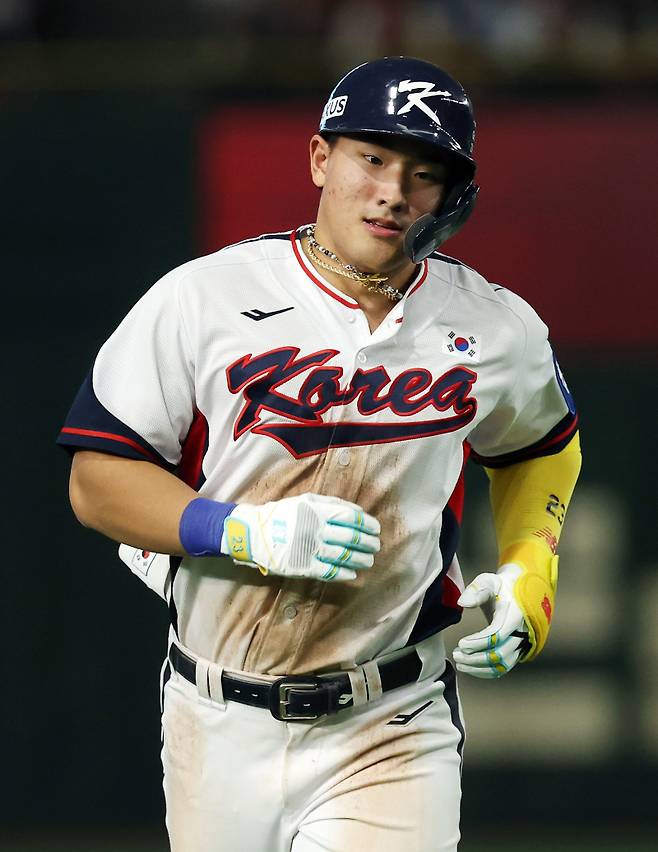 <yonhap photo-4627="">16일 일본 도쿄돔에서 열린 2025 K베이스볼 시리즈 대한민국과 일본의 평가전. 8회말 1사 주자없는 상황 안현민이 솔로홈런을 친 뒤 그라운드를 돌고 있다. [사진=연합뉴스]</yonhap>