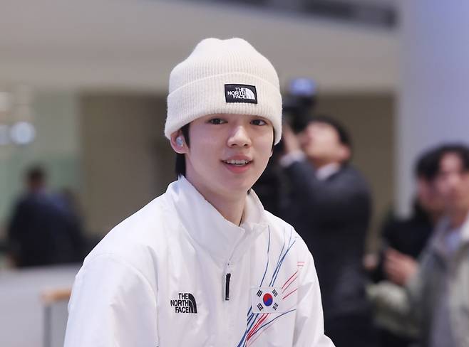 <yonhap photo-7268="">한국 피겨 남자 싱글의 '간판' 차준환이 23일 인천국제공항 2터미널을 통해 귀국하고 있다. [사진=연합뉴스]</yonhap>