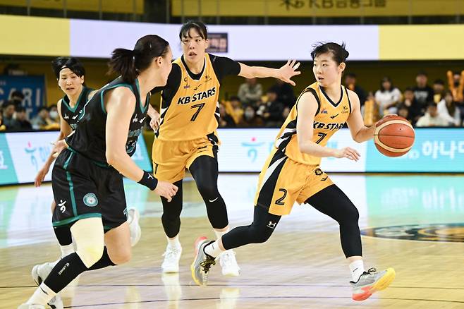 청주 KB 박지수(왼쪽)와 허예은. 사진=WKBL