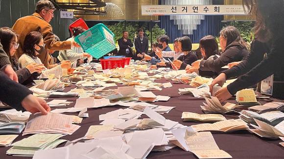 대구시선거관리위원회가 지난 12일 대구 인터불고 엑스코에서 대구시 및 구·군 위원회 직원 등 80여명이 참석한 가운데 제9회 전국동시지방선거 개표 관리의 공정성·투명성 제고를 위한 개표 실습하고 있다. 대구시선관위 제공 [사진= 연합뉴스]