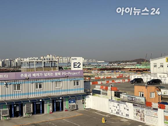 삼성전자가 '통합 메가 팹'으로 구축 중인 평택 P5 공사 부지. [사진=권서아 기자]