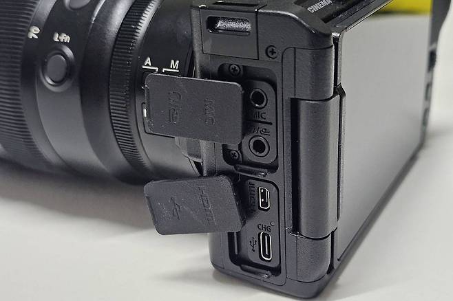 외부 장치를 연결하기 위한 단자들이 측면에 제공된다 / 출처=IT동아