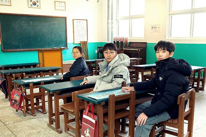 이한호(경기도 홈스쿨링 5)·박건우(경기도 판교초 5)·변우빈(경기도 화남초 6·왼쪽부터) 학생기자가 폐교를 리모델링한 경기도 평택시 웃다리문화촌을 찾아 건물 업사이클링에 대해 알아봤다.