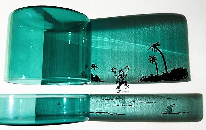 컵 그림자로 평화로운 해변을 연출한 작품 ‘아일 로브 쉐도우’.