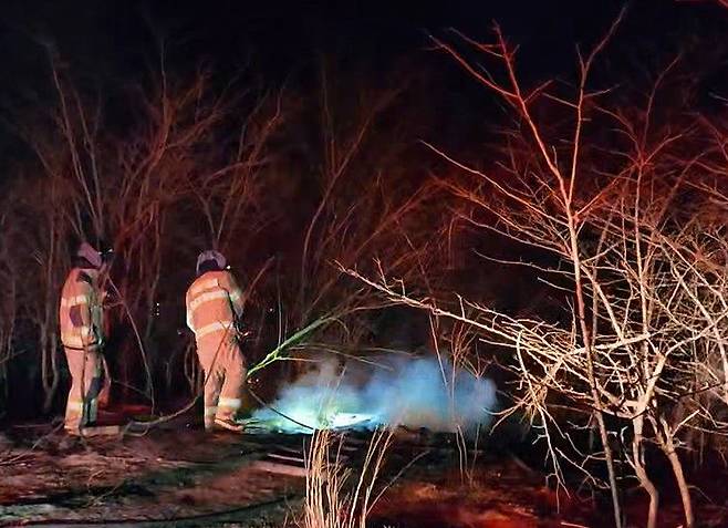 지난 22일 오후 7시22분 강원 고성군 토성면 인흥리에서 산불이 나 소방대원이 진화 작업을 하고 있다.[사진 강원도소방본부]