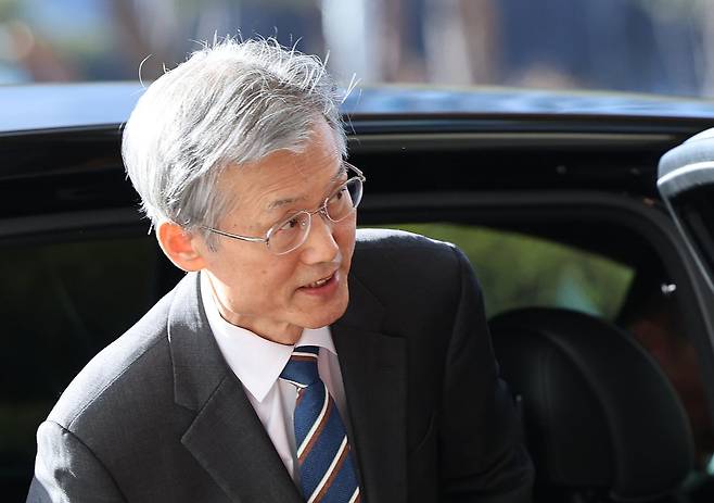 조희대 대법원장이 내란전담재판부가 본격 가동을 시작한 23일 오전 서울 서초구 대법원으로 출근하고 있다. 뉴스1