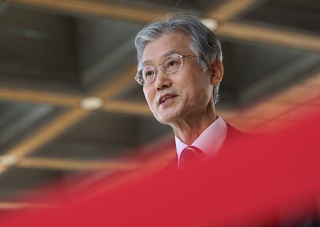 조희대 대법원장이 23일 오전 서울 서초구 대법원으로 출근하며 더불어민주당이 추진 중인 사법개혁 3법과 관련한 질문에 답하고 있다. 뉴스1