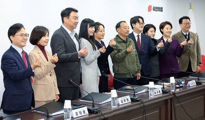 20일 오전 서울시 영등포구 여의도 국민의힘 당사에서 열린 제9회 전국동시지방선거 중앙당 공천관리위원회 제1차 회의에서 윤용근(왼쪽부터), 최수진, 정희용, 김보람, 송서율 공천관리위원, 이정현 공천관리위원장, 이동건, 이하나, 황수림, 서지영, 곽규택 공천관리위원이 기념 촬영을 하고 있다. 뉴스1