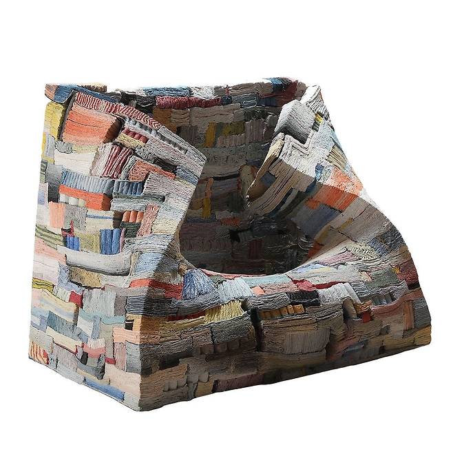 박종진, '착시의 층위’, 도자기, 종이, 스테인, 유약, 750 x 450 x 560㎜, 2025년