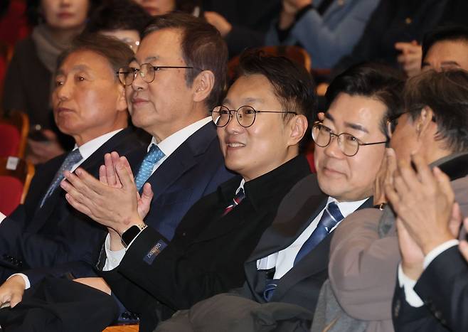 김남준 전 청와대 대변인(왼쪽 세번째)이 23일 인천 계양문화회관에서 열린 김민석 국무총리 K-국정설명회에 참석하고 있다. 오른쪽엔 박찬대 의원, 왼쪽엔 박남춘 전 인천시장. 연합뉴스