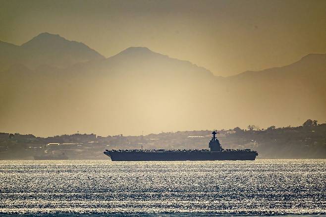 미 해군 포드함이 20일(현지시간) 지브롤터 해역을 항해하고 있다. 로이터=연합뉴스