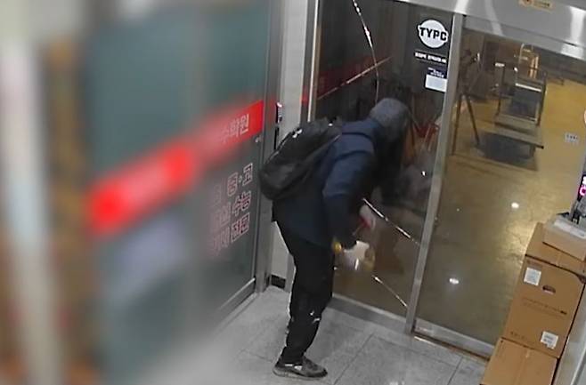 해머 드릴을 이용해 경기 평택시 청북읍의 컴퓨터 부품 판매점 출입문을 부수고 있는 40대 남성. 사진 유튜브 캡처