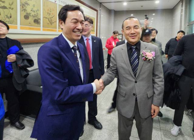 ▲ 김진태 강원도지사와 우상호 전 청와대 정무수석이 20일 오전 강릉농협에서 열린 ‘강릉최씨대종회 신년하례회’에 참석해 악수를 나누고 있다. 이연제 기자