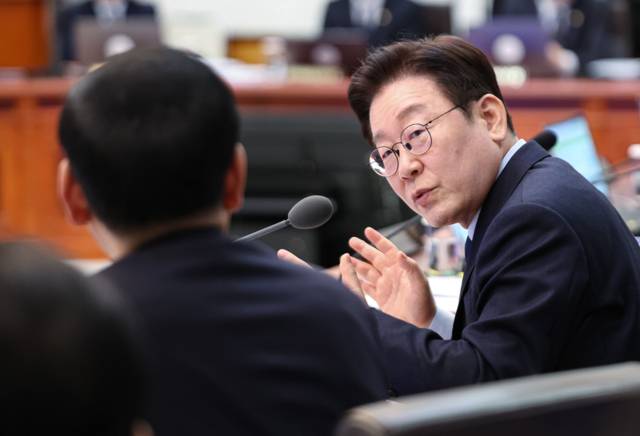 ▲ 이재명 대통령이 10일 청와대에서 열린 국무회의에서 구윤철 부총리 겸 재정경제부 장관과 대화하고 있다. 연합뉴스