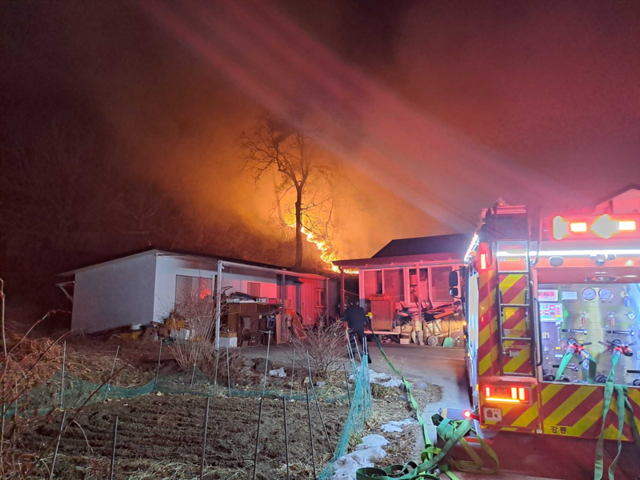 ▲ 22일 오후 7시 22분쯤 고성군 토성면 인흥리 일대에서 발생한 산불이 1시간 50여분 만에 주불이 잡혔다. 강원도 제공