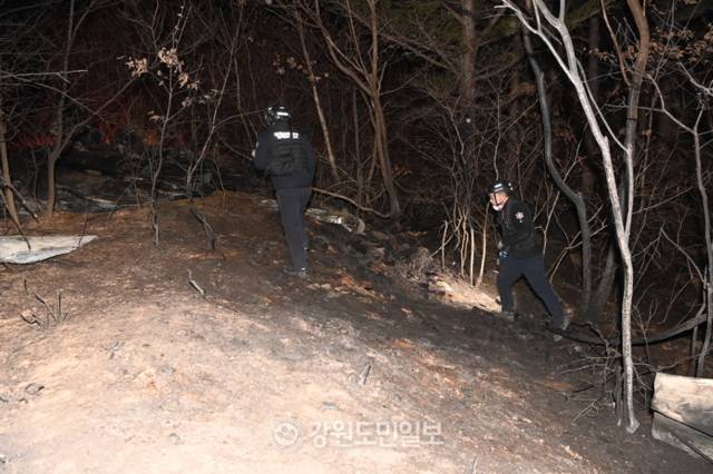 ▲ 함명준 고성군수를 비롯한 공무원들이 인흥리 산불이 발샐하자 현장에서 진화 활동을 진두지휘했다.