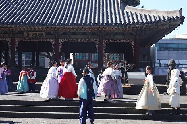 17일 오후 제주시 목관아를 방문한 외국인 관광객들이 한복을 입고 한국 문화를 체험하고 있다. 사진=연합뉴스