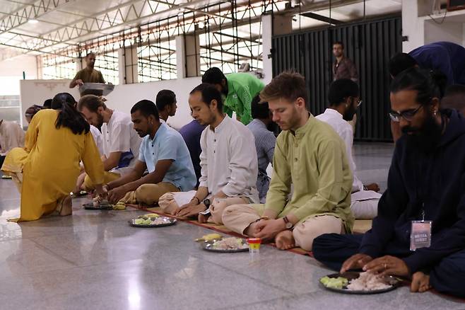 이샤요가센터 빅샤홀 (Biksha Hall)에서 밥먹는 사람들