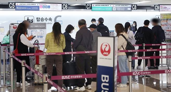 서울 강서구 김포국제공항 일본항공 체크인 카운터에서 승객들이 발권을 하기 위해 기다리고 있다. 사진=김범준 기자