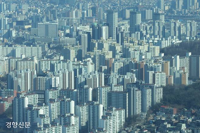 지난 1일 서울 중구 남산타워에서 바라본 서울 시내 아파트 단지의 모습. 정효진 기자