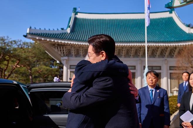 이재명 대통령이 23일 청와대에서 열린 공식환영식과 정상회담을 위해 청와대에 도착한 루이스 이나시우 룰라 다 시우바 브라질 대통령과 포옹하고 있다. 청와대 제공