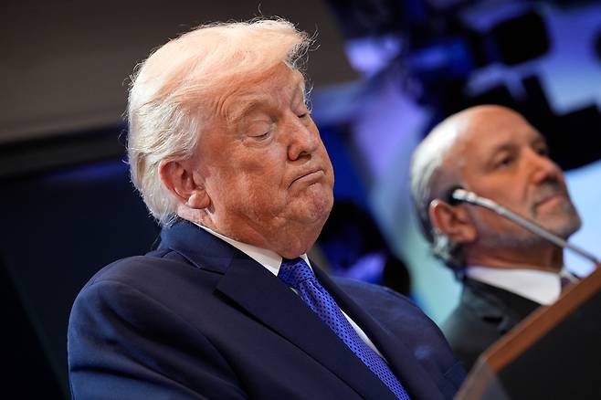 U.S. President Donald Trump, left, and U.S. Commerce Secretary Howard Lutnick attend a press conference regarding the Supreme Court's striking down of most of Trump's tariffs at the White House in Washington on Feb. 20. [EPA/YONHAP]