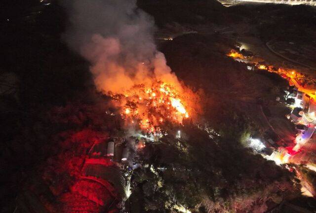 22일 새벽 울산 중구 성안동 야산에서 발생한 산불이 번지고 있다. 이곳 주불은 3시간31분 만에 잡혔다. 연합뉴스