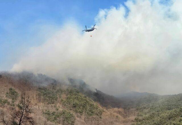 같은 날 소방 헬기가 경남 함양군 마천면 창원리 야산에서 산불 진화에 나선 모습. 이틀째 이어진 산불에 소방 당국은 대응 1단계를 발령하고 주민을 대피시킨 뒤 진화 작업을 벌였다. 연합뉴스