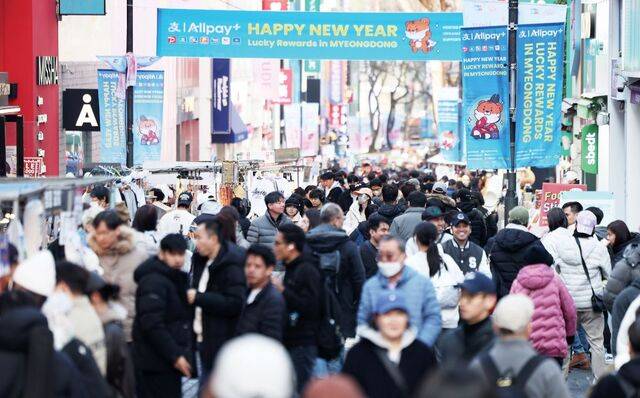 설 연휴이자 중국 춘절 연휴인 지난 15일 서울 명동 거리가 내외국인 관광객들로 북적이고 있다. 뉴시스