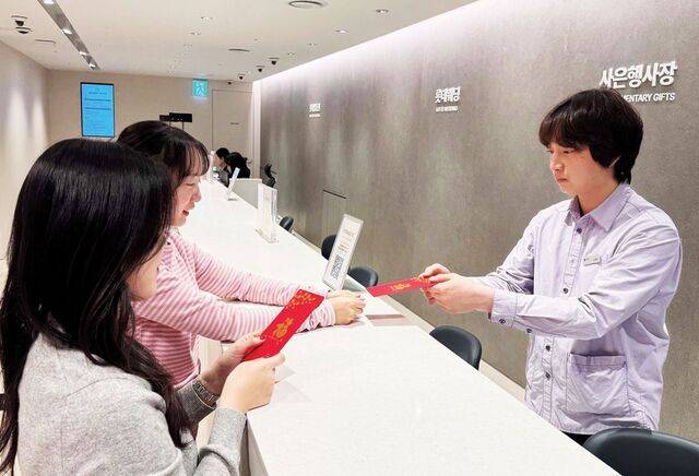 롯데백화점 명동본점 사은행사장에서 춘절 기념 홍바오(붉은 봉투)에 상품권을 증정하는 장면. 롯데백화점 제공