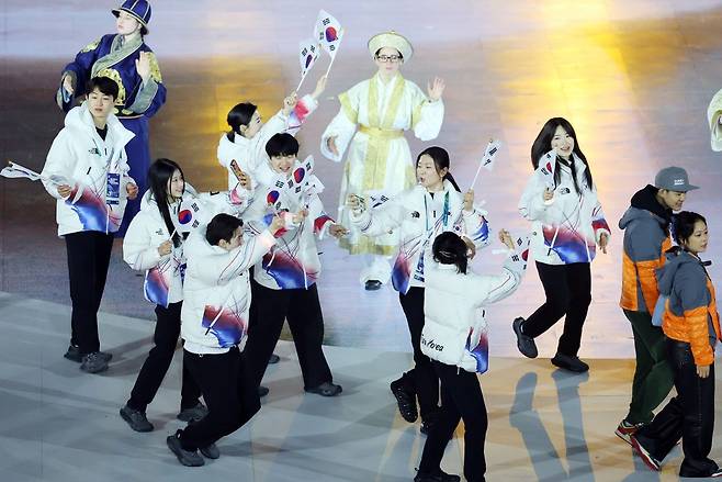 한국 선수단이 22일(현지시간) 이탈리아 베로나 아레나에서 열린 2026 밀라노·코르티나담페초 동계올림픽 폐회식에 참석하고 있다. 베로나=최현규 기자
