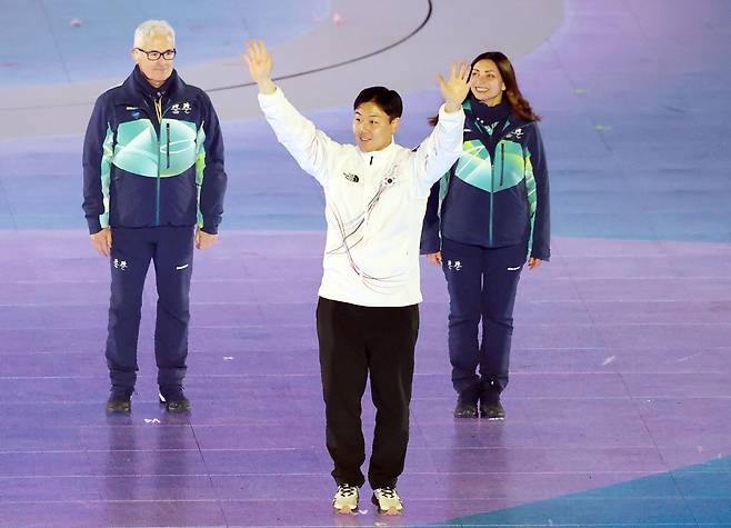 원윤종 국제올림픽위원회(IOC) 선수위원이 22일(현지시간) 이탈리아 베로나 아레나에서 열린 2026 밀라노·코르티나담페초 동계올림픽 폐회식에서 관중석을 향해 손을 흔들고 있다. 베로나=최현규 기자