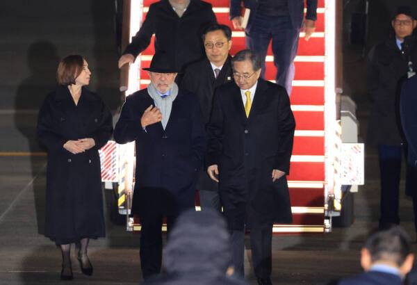 루이스 이나시우 룰라 다시우바 브라질 대통령이 22일 저녁 서울공항을 통해 방한해 전용기에서 내리며 조현 외교부 장관의 안내를 받고 있다. 연합뉴스