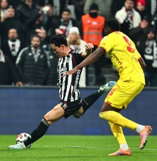 슈팅하는 오현규(왼쪽) / 사진=연합뉴스