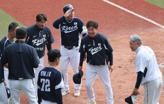 김경문 감독에게 인사하는 류지현 감독. 사진[연합뉴스]