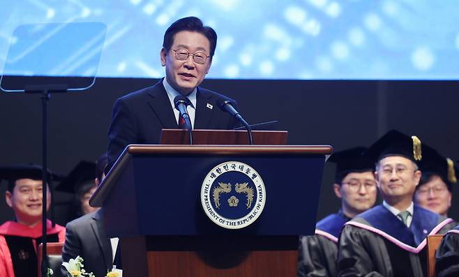 이재명 대통령이 지난 20일 대전 유성구 한국과학기술원(KAIST)에서 열린 학위수여식에서 축사하고 있다. [연합뉴스]