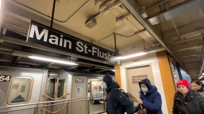 미국 뉴욕 7번 지하철 종착역인 플러싱.