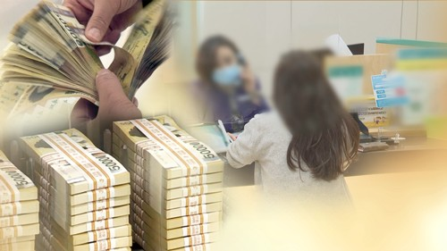 대출창구에서 상담받는 고객. [연합뉴스]