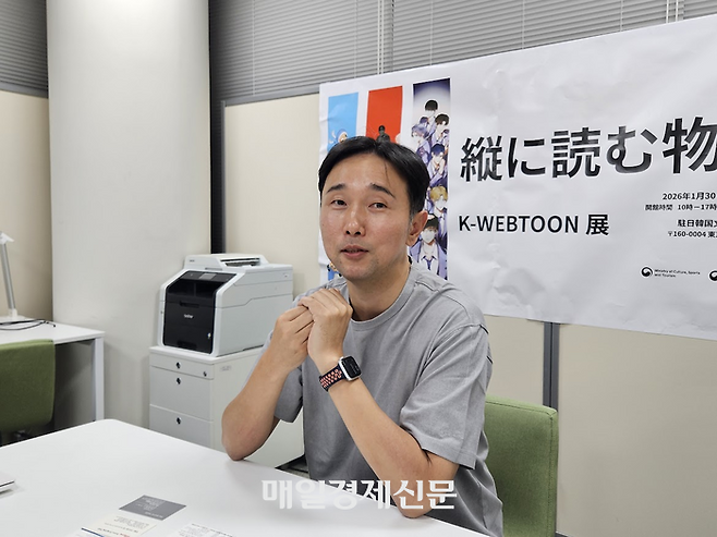 지난 21일 일본 도쿄 한국문화원에서 인터뷰하고 있는 이동건 작가 [도쿄 이승훈 특파원]