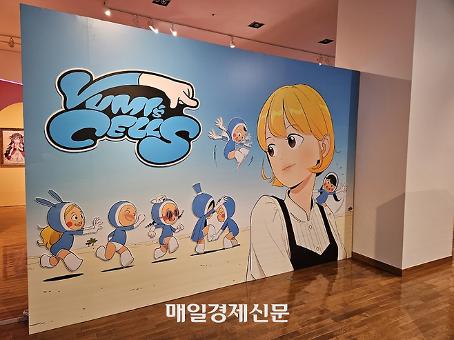 한국콘텐츠진흥원이 일본 도쿄 한국문화원에서 개최한 ‘2026 K-웹툰 전시’의 ‘유미의 세포들’ 전시 모습. [도쿄 이승훈 특파원]