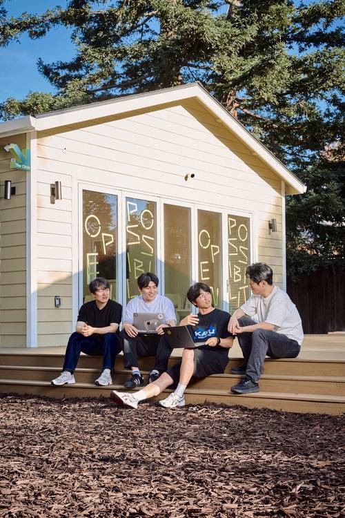 마루SF '더 서클' 앞에서 입주 창업가들이 대화를 나누고 있다.  아산나눔재단