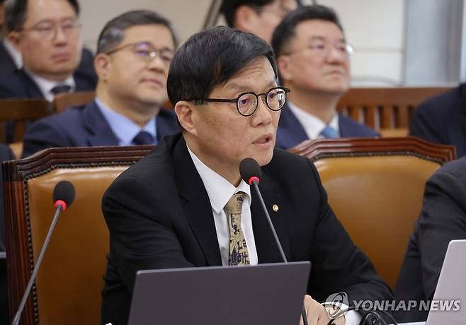 이창용 한국은행 총재가 23일 국회에서 열린 재정경제기획위원회 전체 회의에 출석해 의원 질의에 답하고 있다. [연합뉴스]