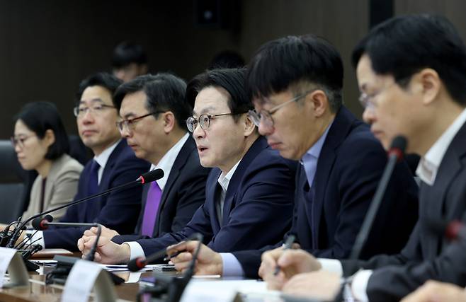 김정관 산업통상부 장관이 23일 서울 중구 대한상공회의소 한국산업기술기획평가원에서 열린 미국 대법원의 국제비상경제권한법(IEEPA) 관세 위법 판결 관련 민관합동 대책회의에서 발언하고 있다. [뉴시스]