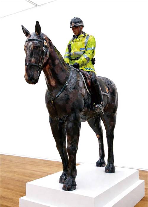 권오상의 ‘기마경찰(Manchester Mounted Police)’, 2008년, 278×110×128㎝, C-print, mixed media. (권오상 작가 제공)