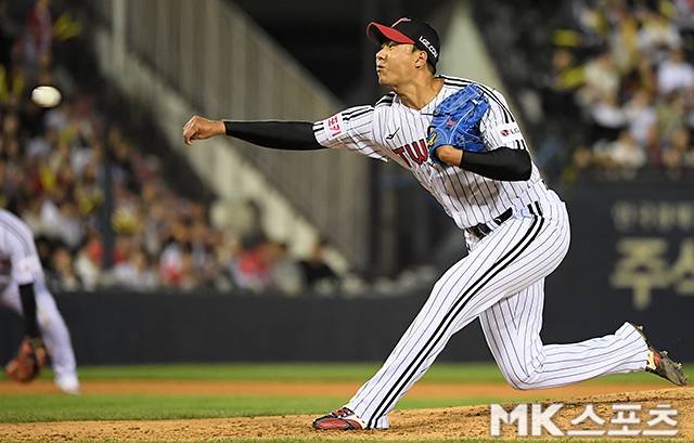 2024년 4월 26일 오후 서울 잠실구장에서 ‘2024 프로야구’ KIA 타이거즈와 LG 트윈스의 경기가 열렸다. KIA 네일, LG 김윤식이 선발 투수로 나섰다. 5회초 LG 정우영이 역투하고 있다. 사진=천정환 기자