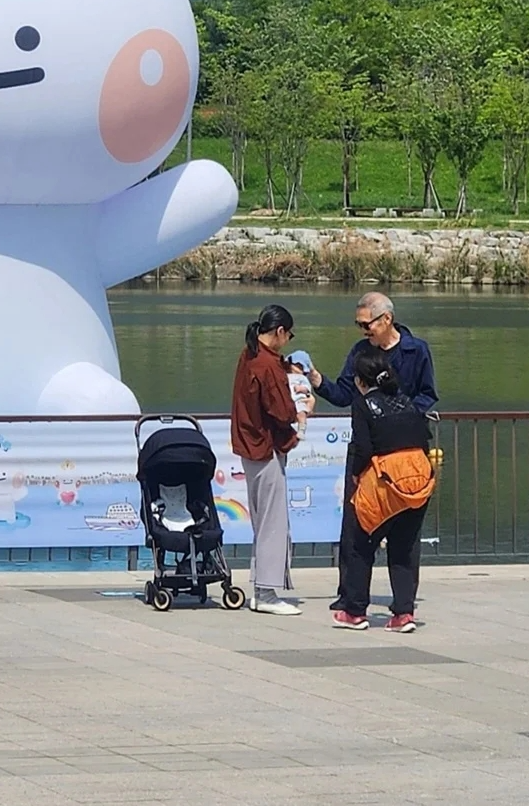 배우 송선미가 베를린 국제영화제 참석 근황을 전하며 공개한 사진 속에서 영화감독 홍상수의 모습이 포착되며 온라인의 이목이 쏠리고 있다.  / 사진 = 온라인 커뮤니티