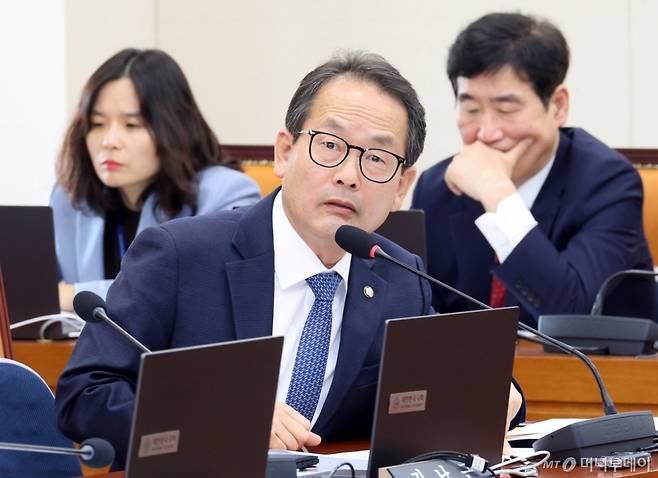 [서울=뉴시스] 김금보 기자 = 강준현 국회 정무위원회 더불어민주당 간사가 23일 오후 서울 여의도 국회에서 열린 전체회의에서 국무위원들에게 질의를 하고 있다. 2026.02.23. kgb@newsis.com /사진=김금보